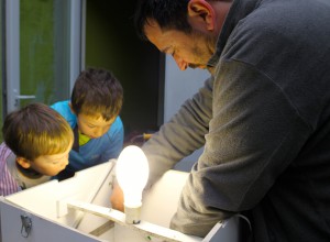 inspectie van de lichtval (foto Liesbeth Gijsel)